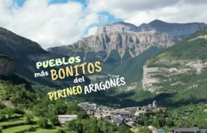 Pueblo pirenaico aragonés con montañas y texto 'Pueblos más Bonitos'.