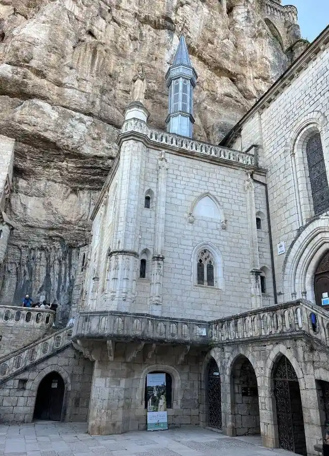 Santuario de Rocamadour incrustado en acantilado rocoso.