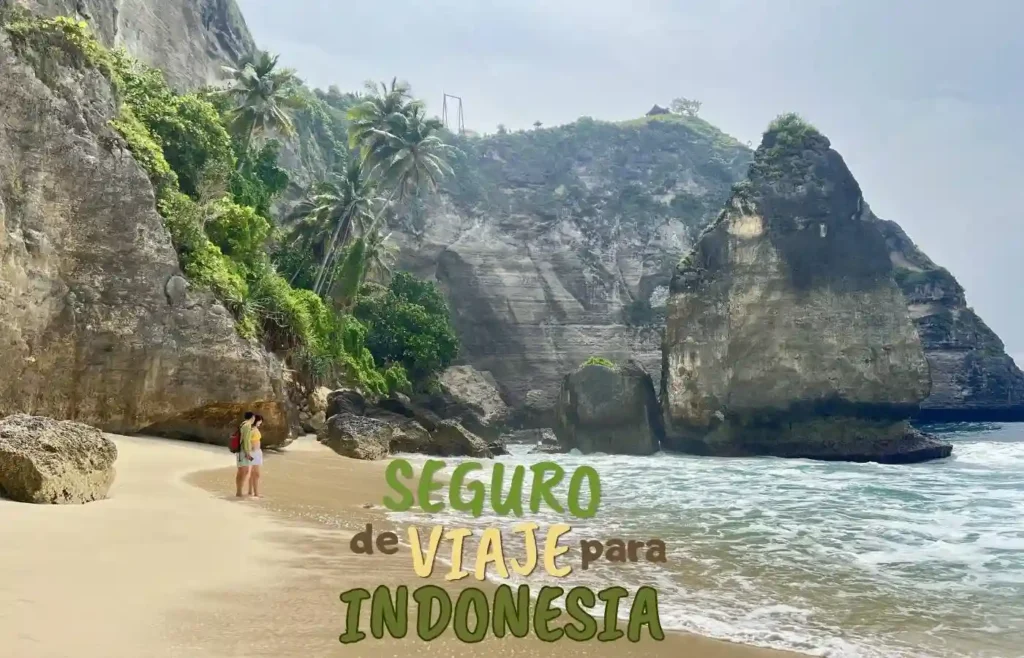 Seguro de viaje Indonesia: playa tropical, acantilados y personas.