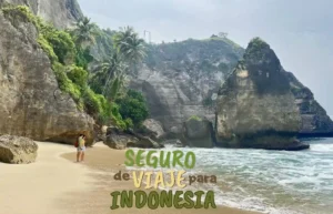 Seguro de viaje Indonesia: playa tropical, acantilados y personas.