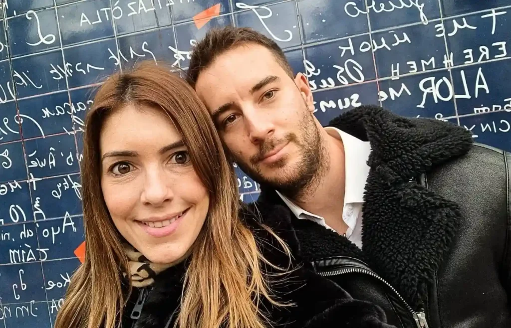 Selfie de la pareja frente al famoso Muro de los "Te amo" en Montmartre.