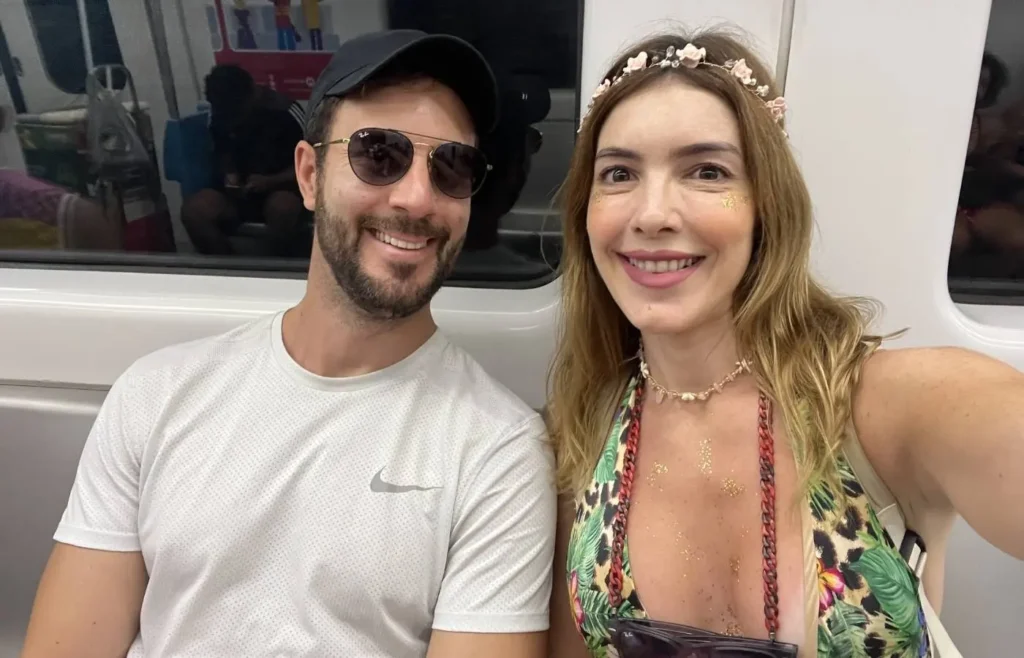 Selfie de una pareja sonriente disfrutando de un trayecto en el metro.
