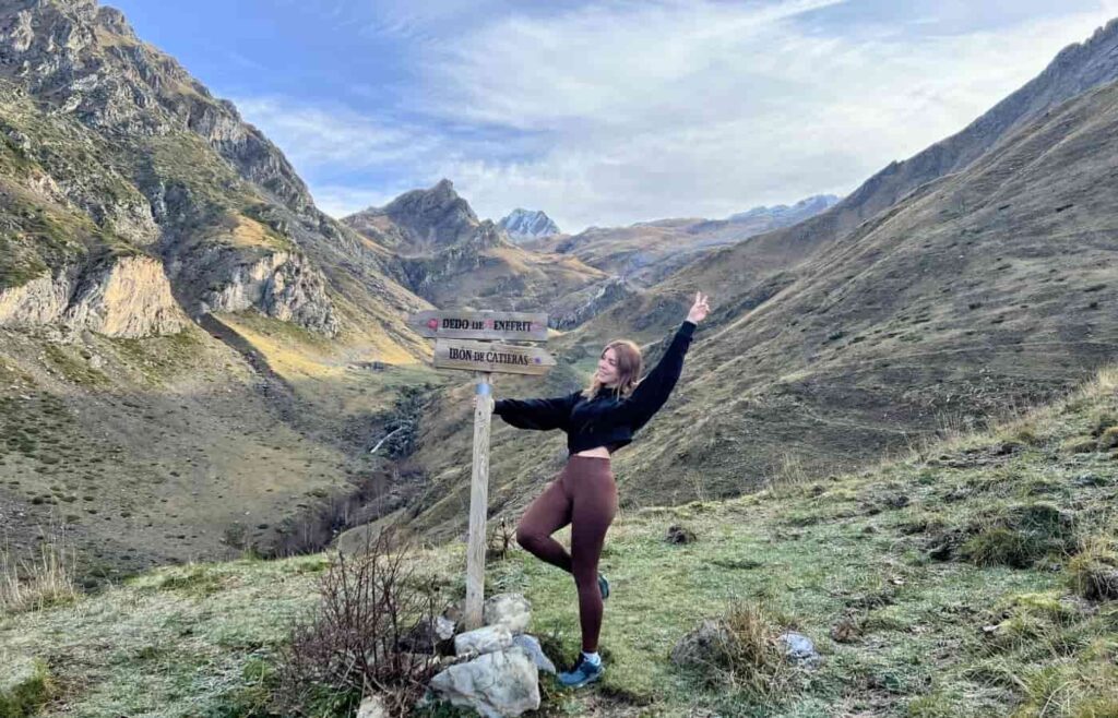 Señalización de montaña en el camino que sube hacia el Ibón de Catieras.