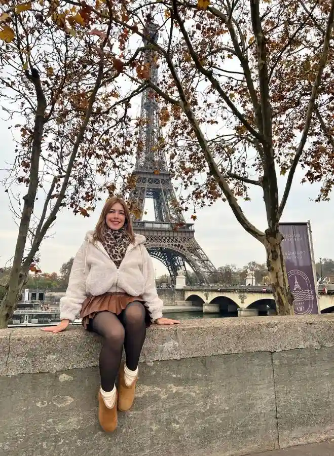 Momentos de relax con la Torre Eiffel de fondo tras un largo trayecto desde el aeropuerto.