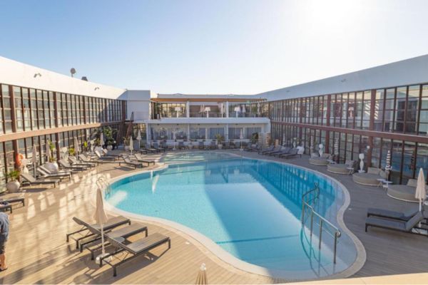 Piscina exterior y vistas al mar del hotel Seth Port Ciutadella cerca de Platja Gran.