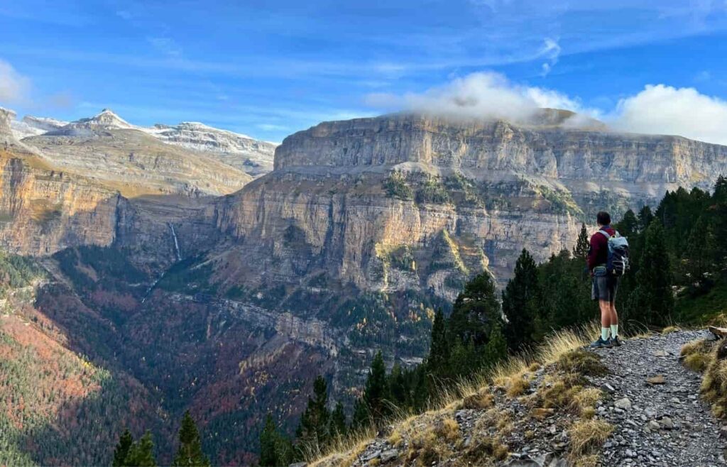 Senderista recorriendo el camino empinado de la Senda de los Cazadores.