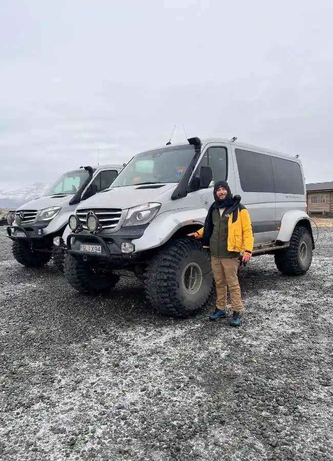 Super Jeep 4x4 preparado para excursiones extremas y rutas sobre nieve y glaciares.
