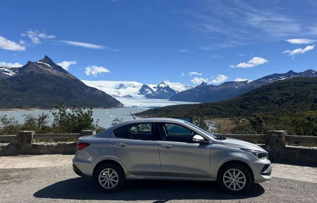 Coche de alquiler y tarjeta de crédito para dejar depósito.