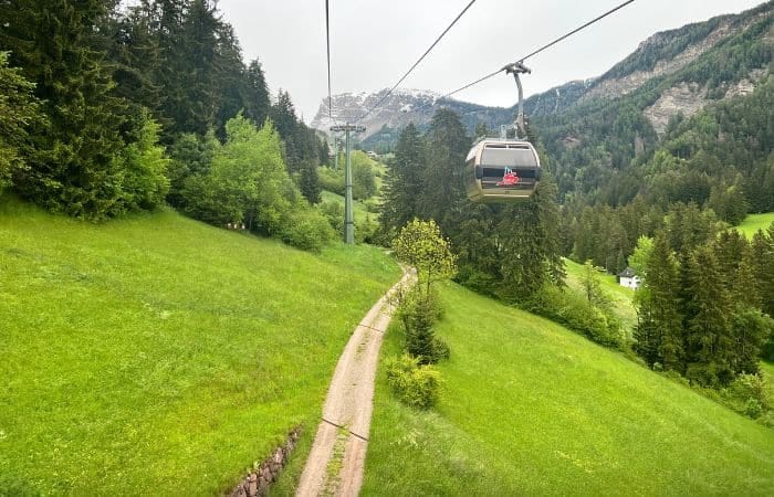 Subida en teleférico a Seceda con vistas a las Dolomitas
