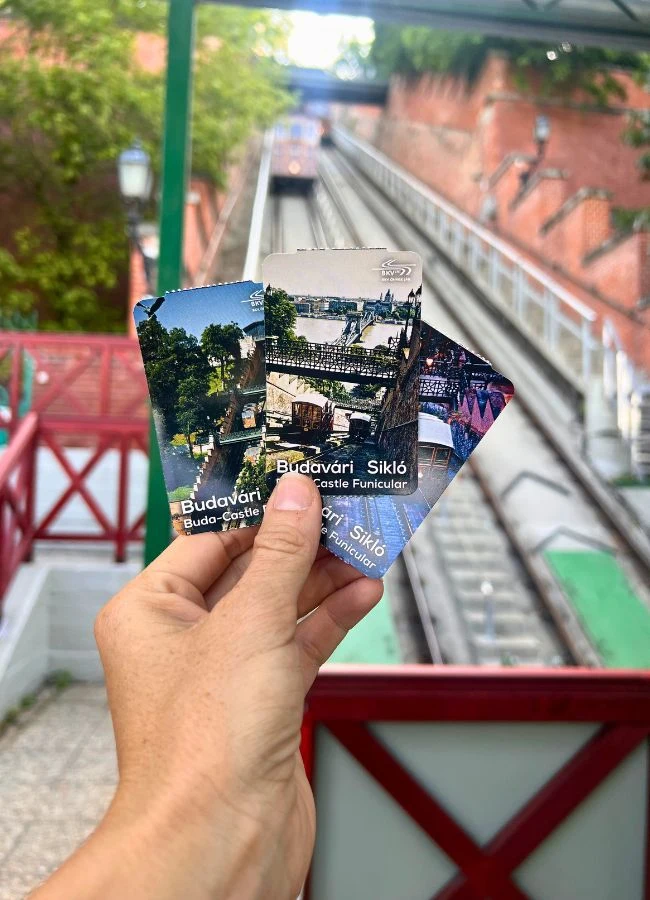 Sujetando los billetes para subir en el funicular histórico de Budapest