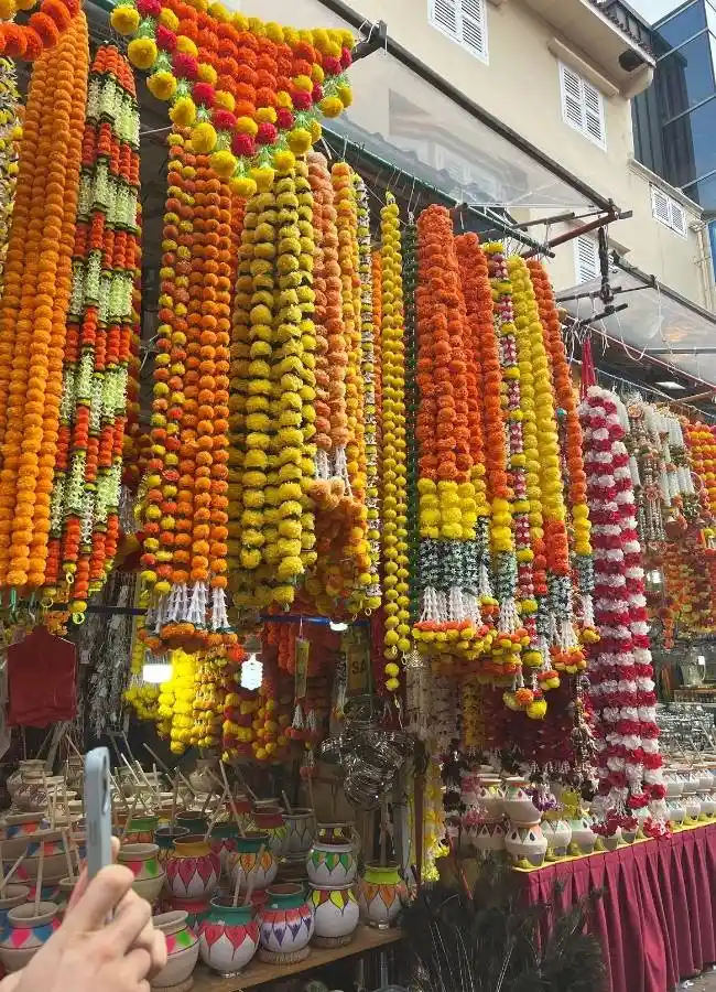 Guirnaldas de cempasúchil coloridas en un vibrante mercado de flores.