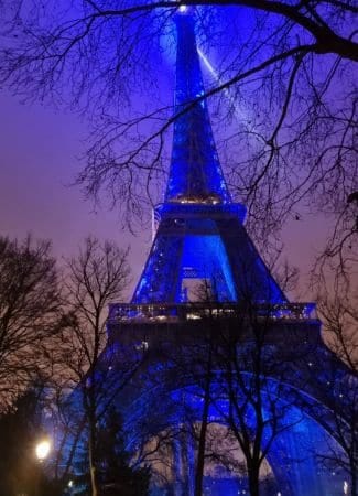 Torre Eiffel de noche iluminada