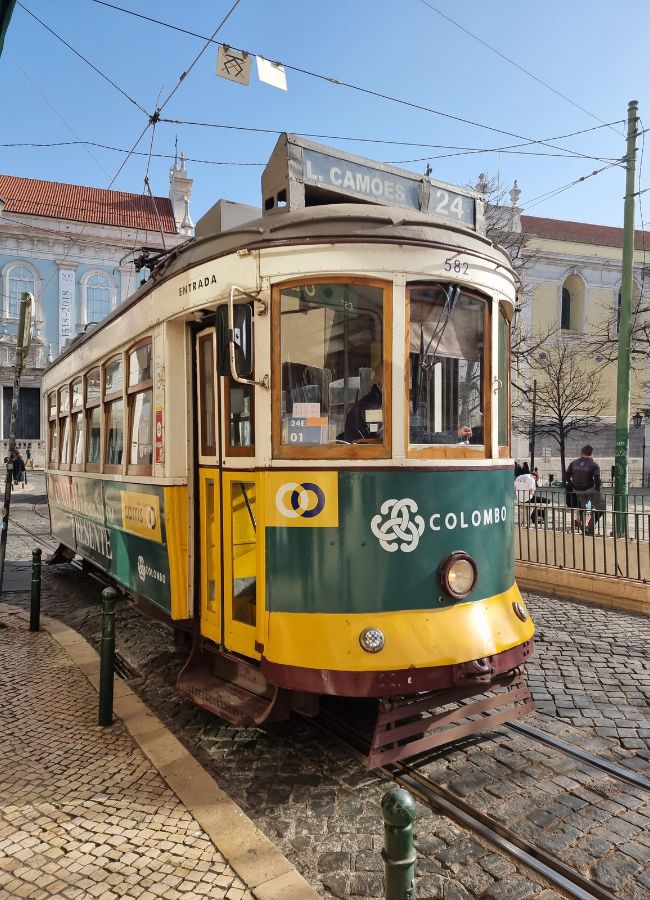 Tranvía 28 recorriendo Lisboa
