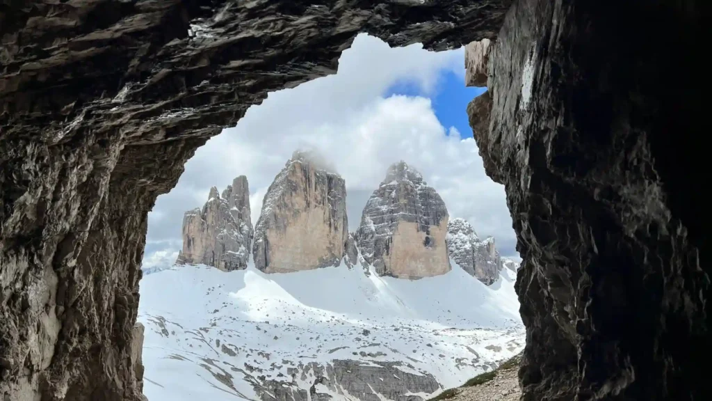 Amanecer en las Tre Cime di Lavaredo, el paisaje más icónico de la ruta por las Dolomitas en Italia.