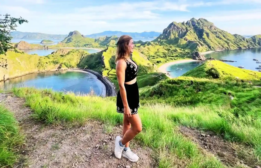 Viajera haciendo senderismo por las escaleras de la Isla de Padar durante el amanecer.
