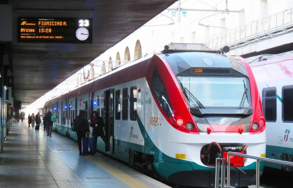 Tren de Trenitalia estacionado en el andén de la estación del aeropuerto de Roma Fiumicino.