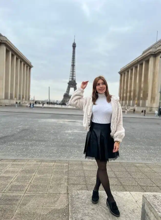 Explanada del Trocadero con la Torre Eiffel al fondo en un día despejado.