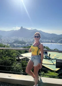 Turista disfrutando de las vistas seguras desde un mirador en Río de Janeiro.