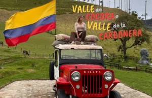 Imagen comparativa con un Jeep Willy y un cartel que indica las rutas al Valle de Cocora y La Carbonera.