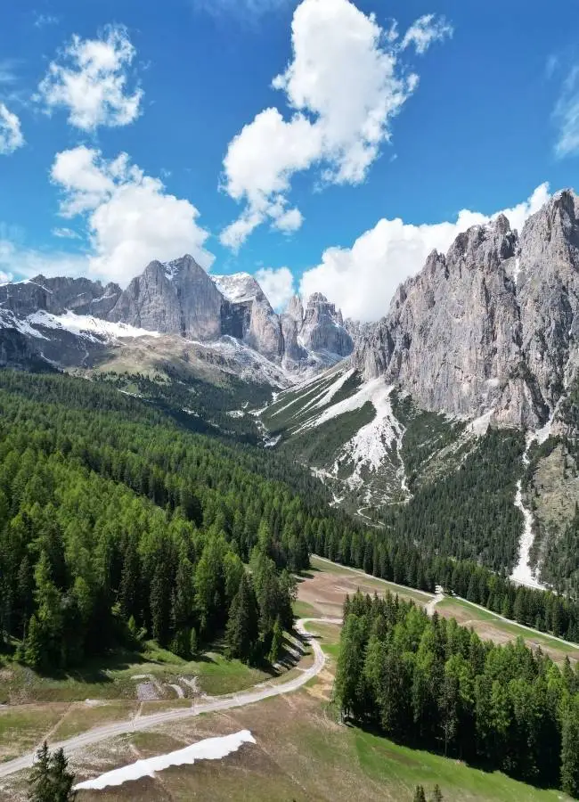 Vista de un valle alpino profundo entre grandes paredes de roca.
