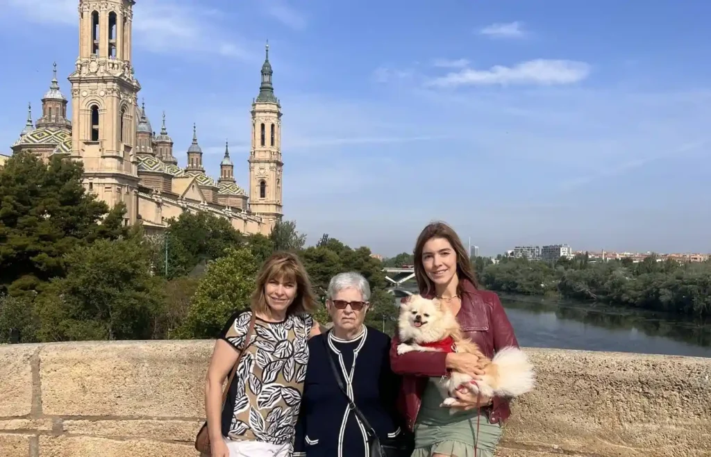 Mujeres y perro en puente, Basílica del Pilar, Zaragoza.