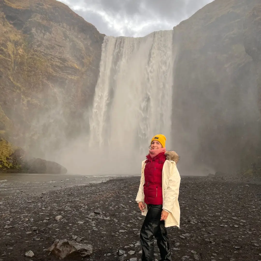 Mireia frente a la cascada de Skogafoss en Islandia