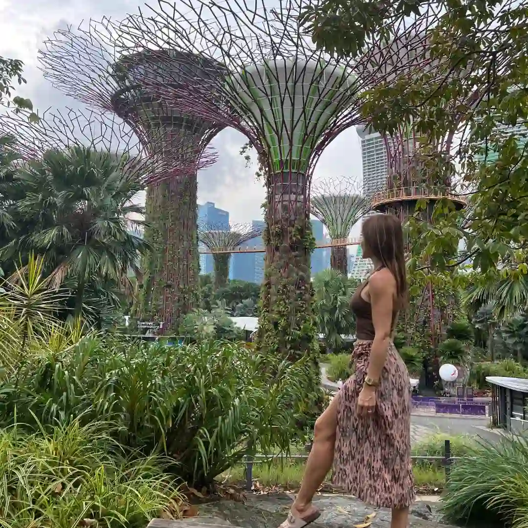 Turista paseando por los jardines verticales de Gardens by the Bay en Singapur durante un viaje por el Sudeste Asiático.