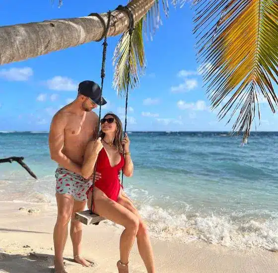Mireia y Héctor en una palmera en las playas turquesas del Caribe.