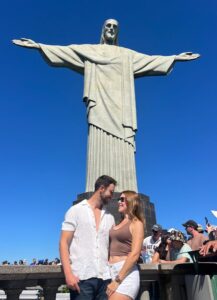 Mireia y Héctor, autores del blog de viajes, en el Cristo Redentor de Río de Janeiro.