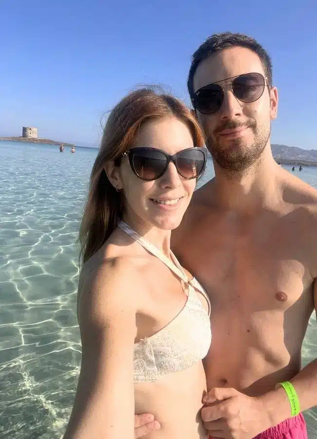 Selfie de Mireia y Héctor con el mar de fondo disfrutando de las playas de Cerdeña.
