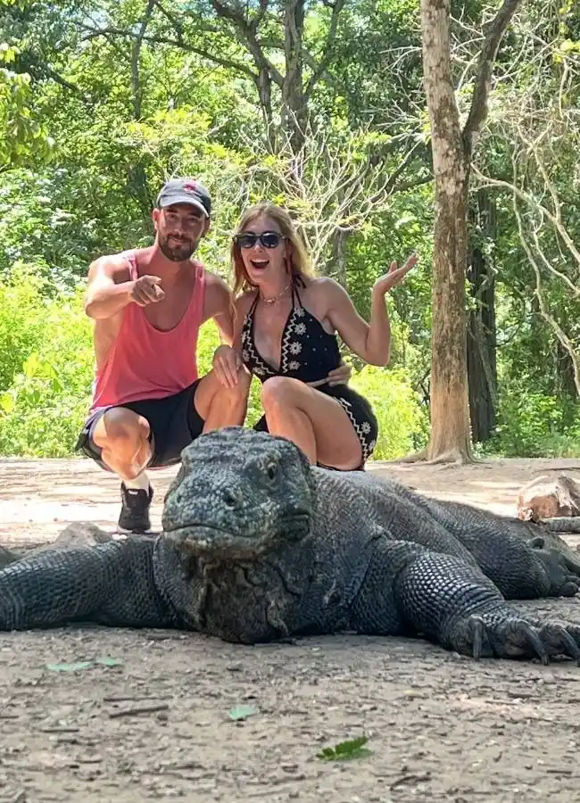 viajeros con ruta en indonesia con dragon komodo