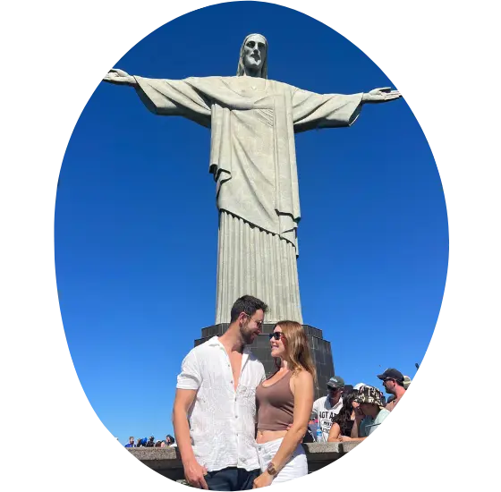 Héctor y Mireia del blog Viajeros con Ruta frente al Cristo Redentor en Río de Janeiro.