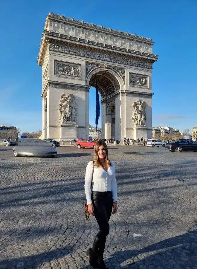 Fachada principal del Arco del Triunfo en la plaza Charles de Gaulle - Étoile.