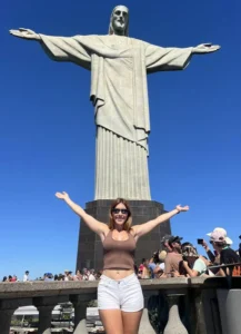 Mireia posando con los brazos abiertos en el mirador del Cristo Redentor.