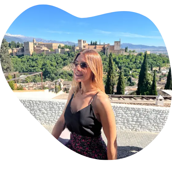 Mireia contemplando las vistas de la Alhambra de Granada desde un mirador.