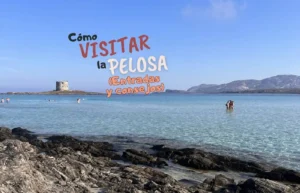 Playa La Pelosa, Cerdeña: torre histórica, aguas turquesas y rocas.