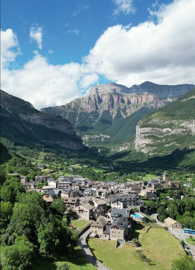 Fotografía aérea de Torla-Ordesa mostrando el pueblo de piedra y la entrada al valle.