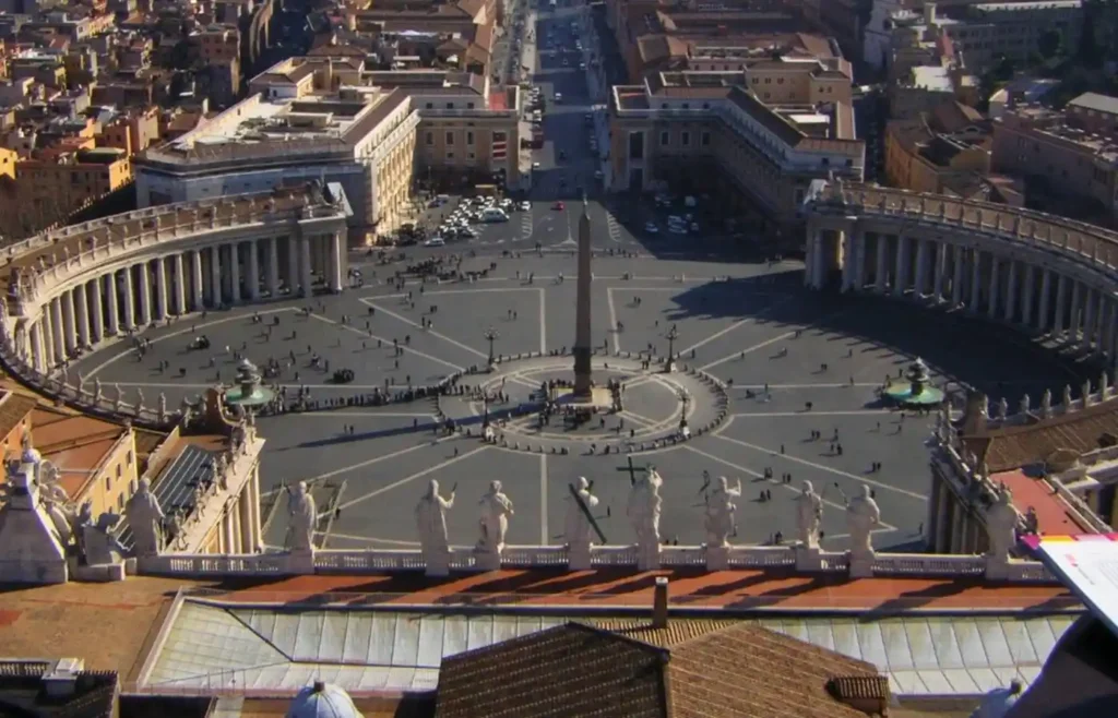 Perspectiva aérea y panorámica de la Plaza de San Pedro con el obelisco central desde las alturas de la cúpula.