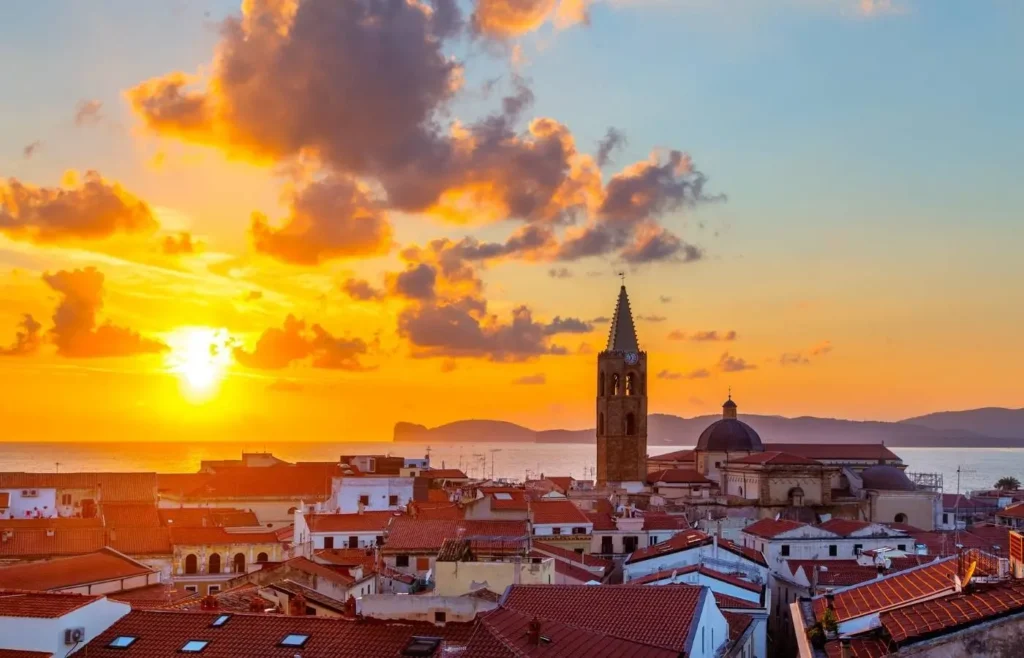 Panorámica del atardecer sobre los tejados y la cúpula de San Miguel en Alguero.