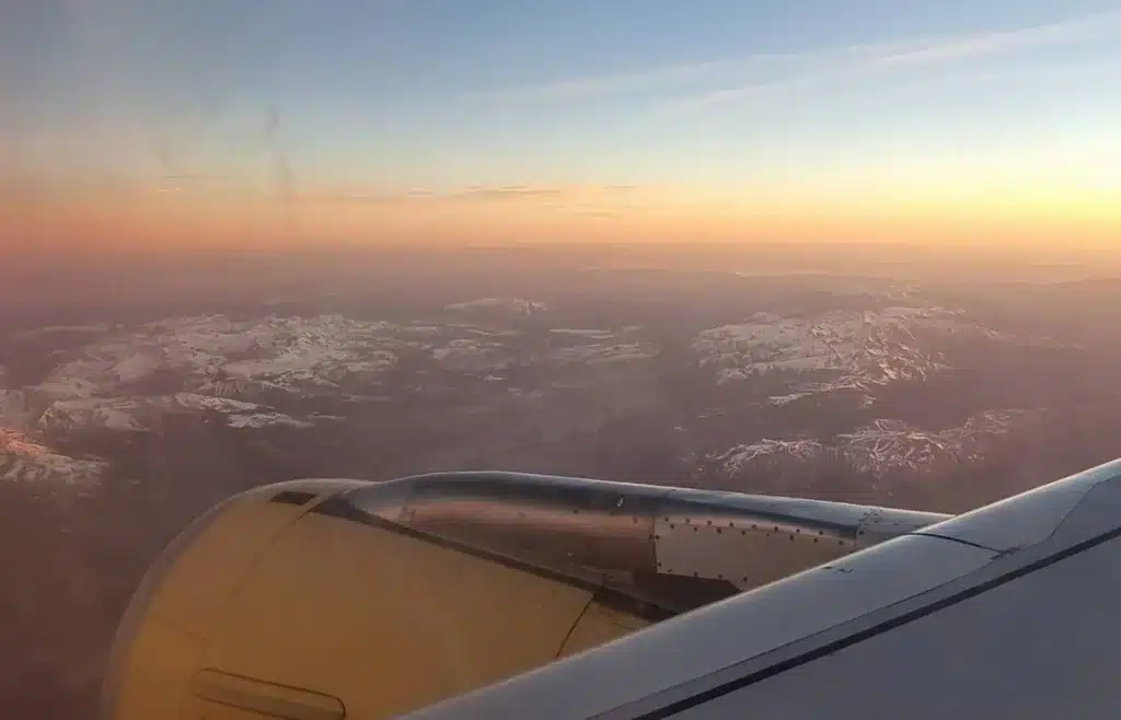 Vistas desde la ventanilla del avión sobre las nubes llegando a París.
