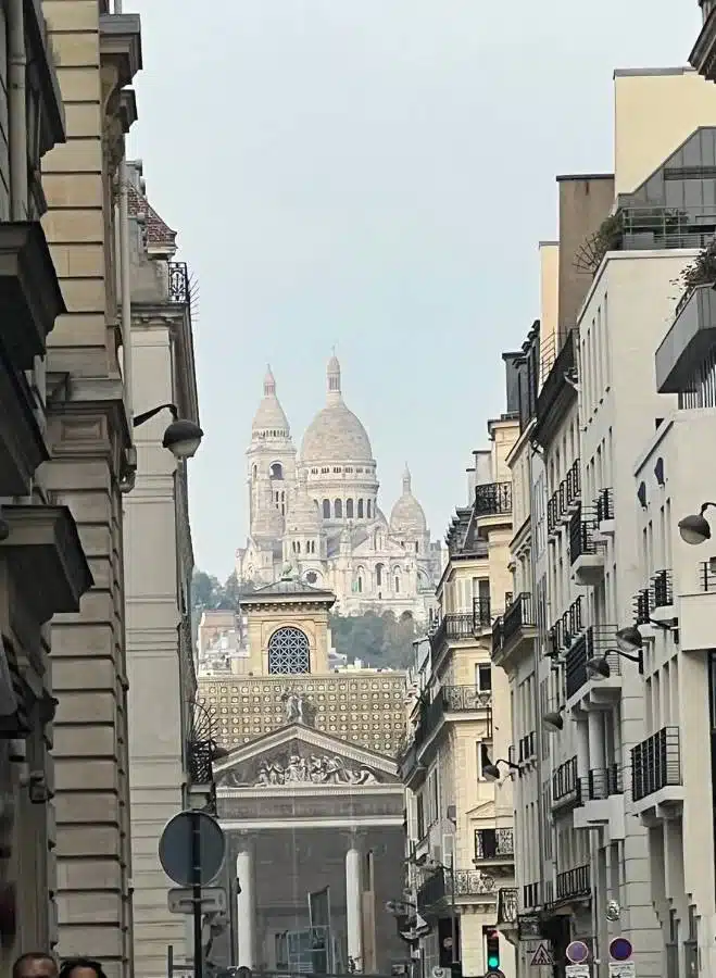 Perspectiva de la Basílica del Sagrado Corazón desde una calle de Montmartre.