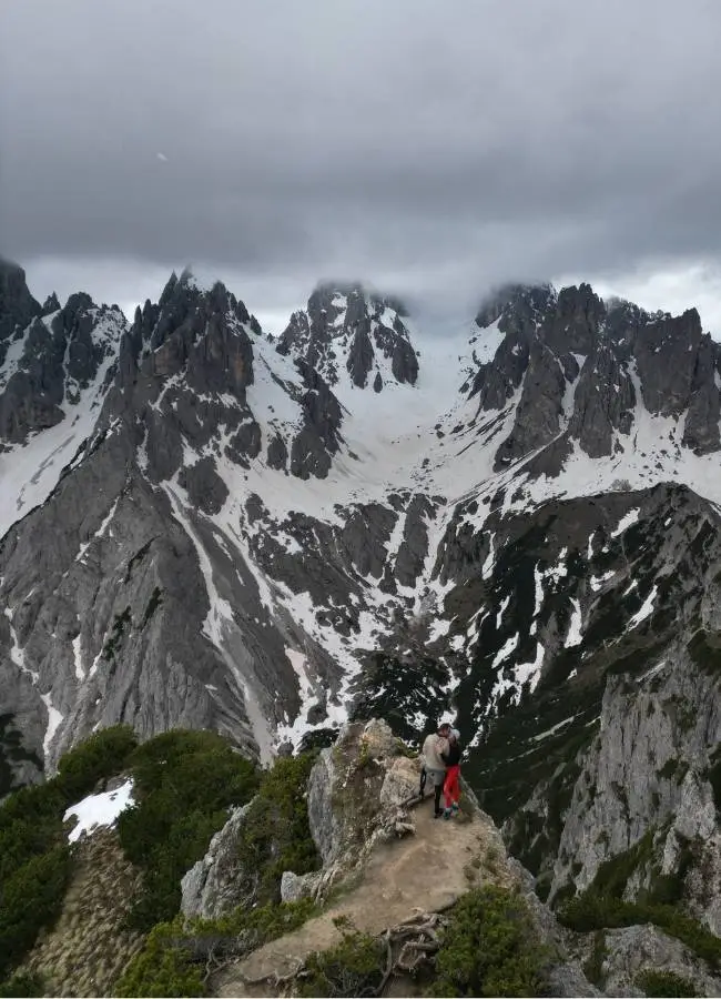 vistas al cadini di misurina con una pareja en dolomitas