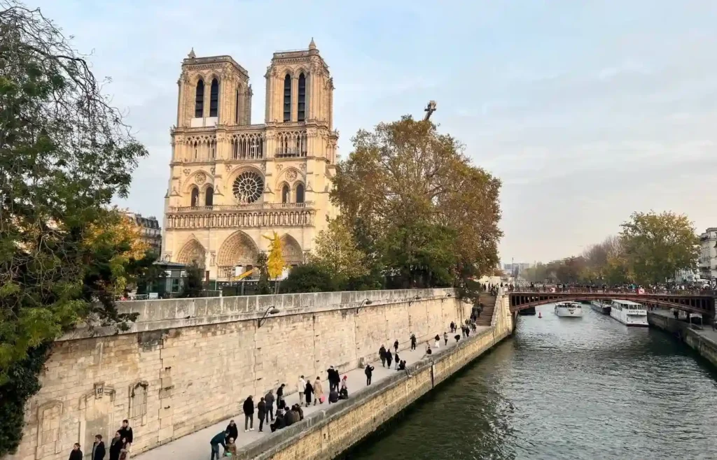 Fachada lateral de la Catedral de Notre Dame vista desde un barco en el Sena.