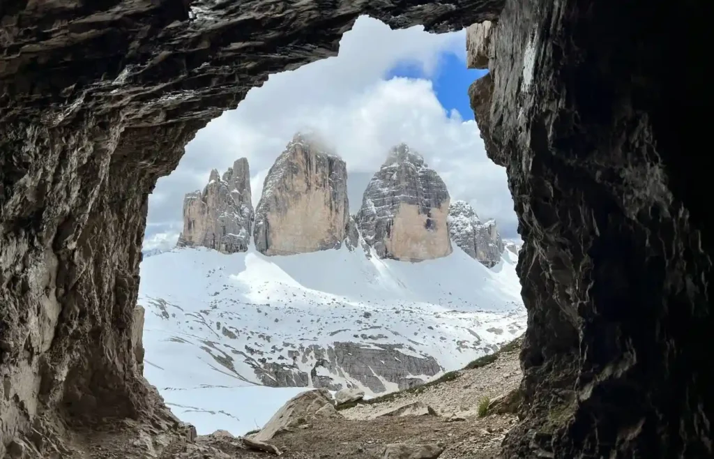 Vista desde cueva de las Tres Cimas de Lavaredo nevadas.