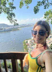 Mireia disfrutando de las vistas en un mirador de Río de Janeiro.