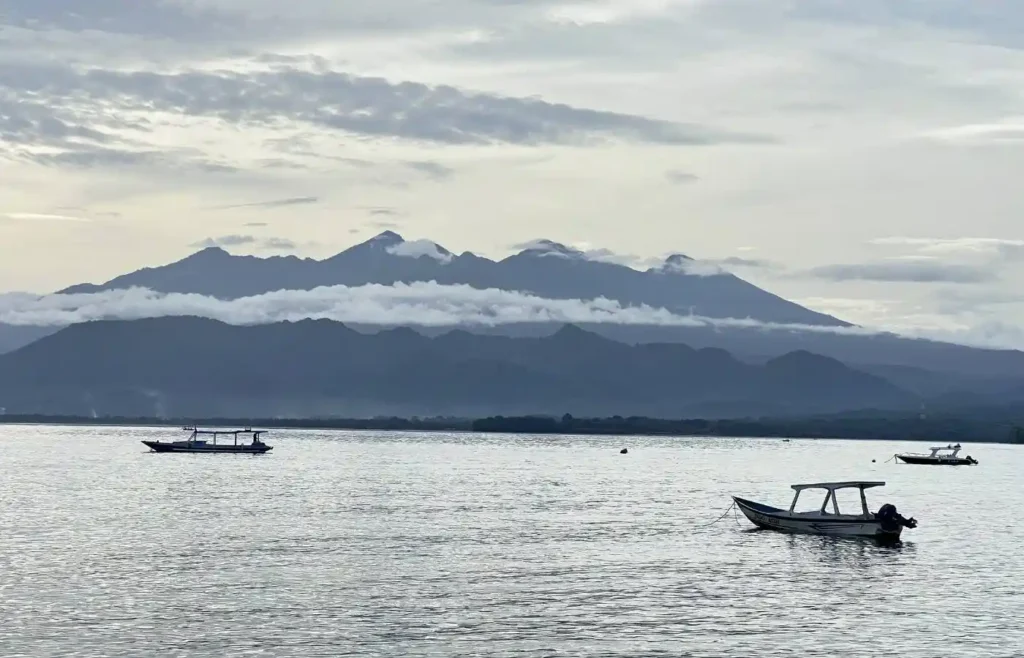 Silueta del volcán Monte Agung en Bali visto desde la orilla del mar en las islas Gili.