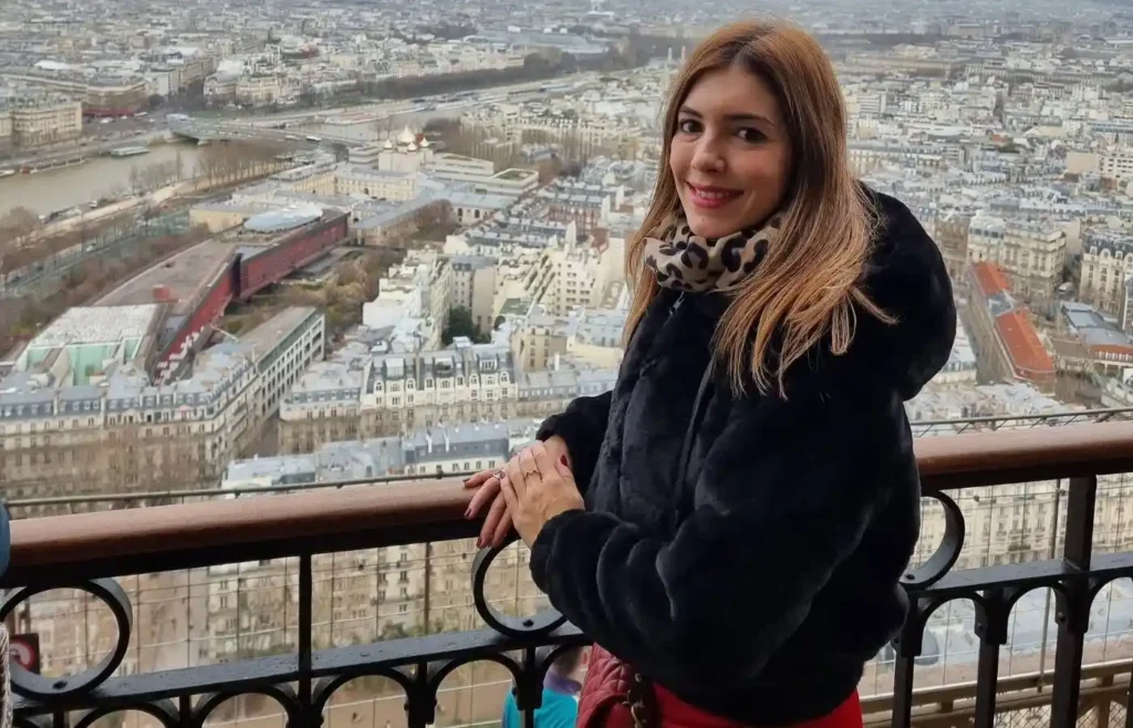 Mireia mirando las vistas de los tejados de París desde lo alto de la Torre Eiffel.