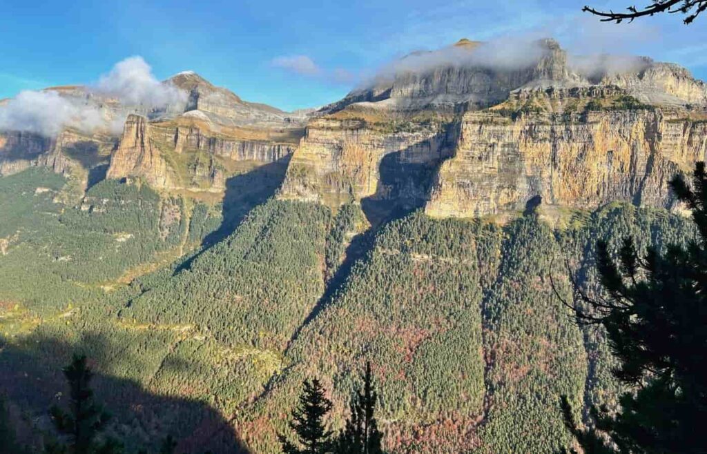 El valle de Ordesa mostrando los colores rojos y amarillos del otoño desde la Faja Pelay.