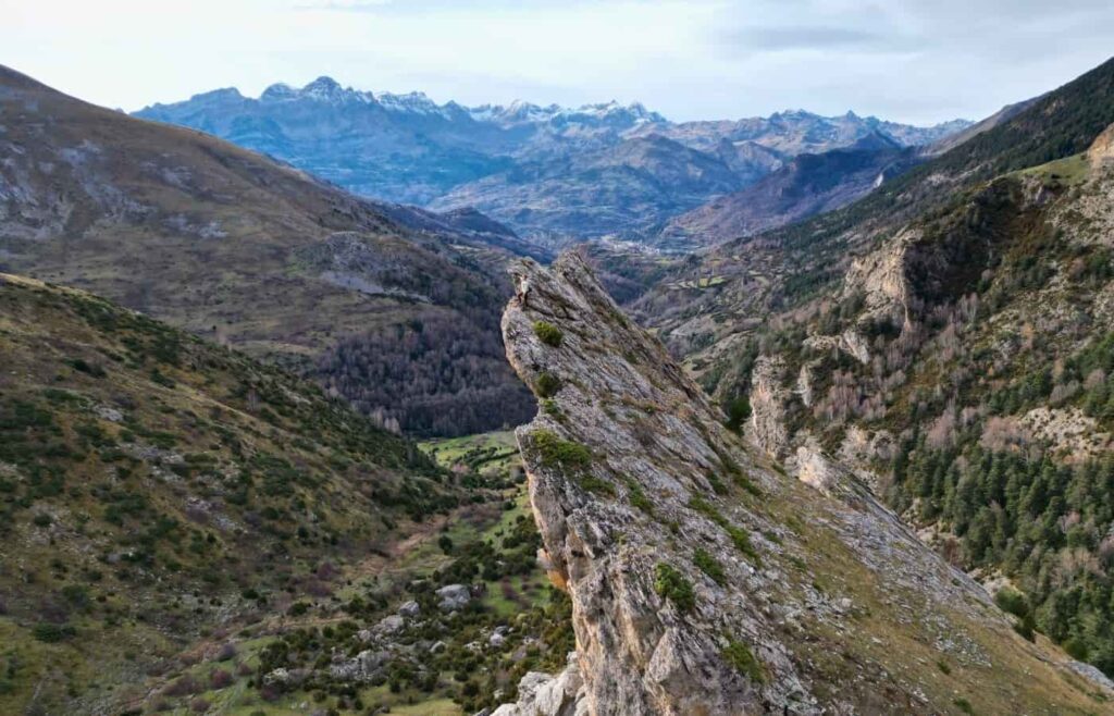 Panorámica de los picos del Valle de Tena desde la zona alta de Yenefrito.