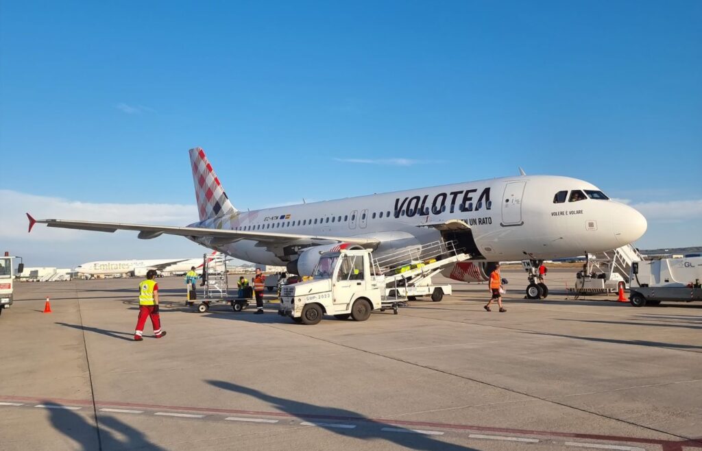 Avión de Volotea llegando al aeropuerto de Menorca